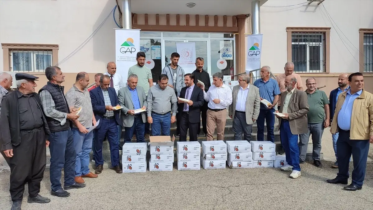 Adıyaman'da deprem bölgesindeki arıcılara arı keki dağıtımı yapıldı