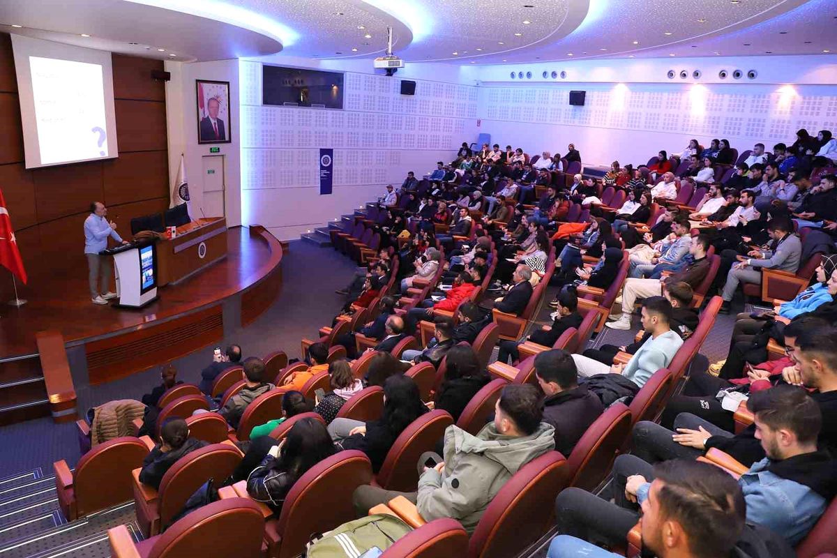 Atatürk Üniversitesi'nde Ticaret Bakanlığı Kampüste Dış Ticaret Eğitimleri Programı Başladı