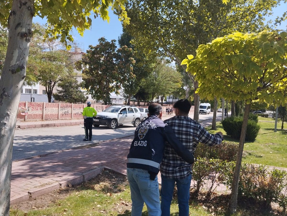 Elazığ'da polis okul önlerinde denetim yaptı