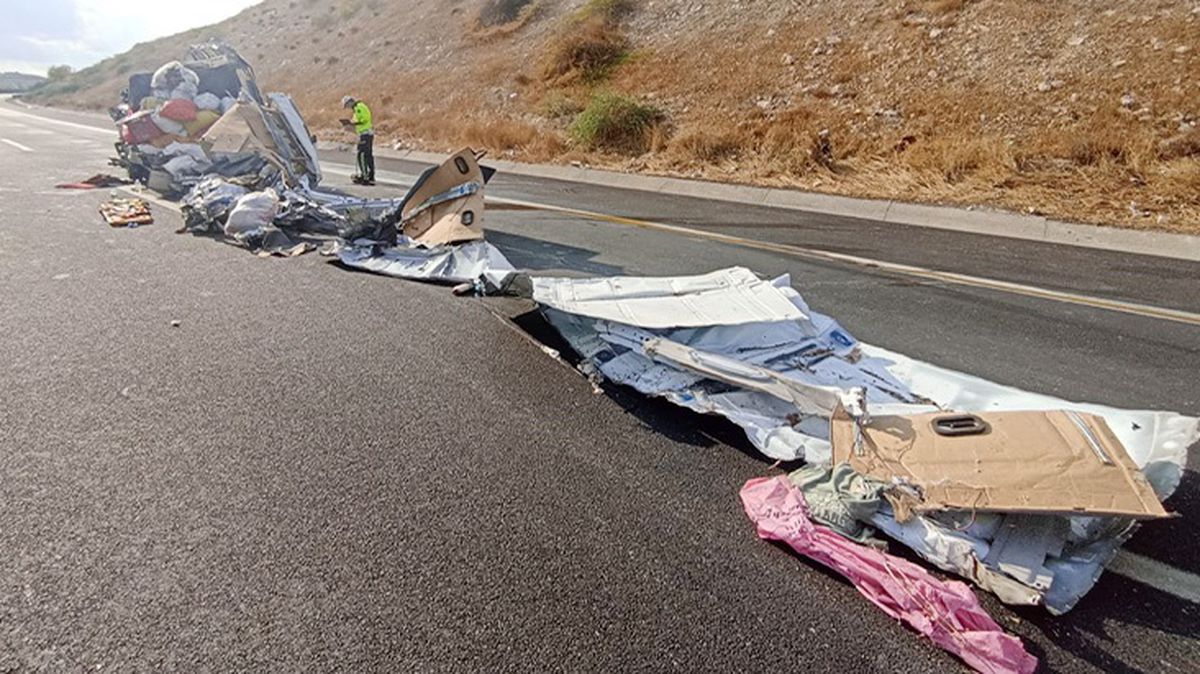 Gaziantep-Şanlıurfa otoyolunda minibüsle kamyon çarpıştı: 5 ölü, 17 yaralı