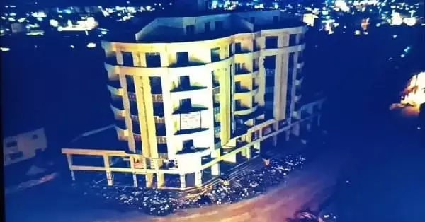 Depremde hasar gören bina dinamitle yıkılamadı