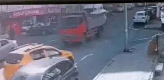 İstanbul Gaziosmanpaşa'da Hafriyat Kamyonu Park Halindeki Araçlara Çarptı