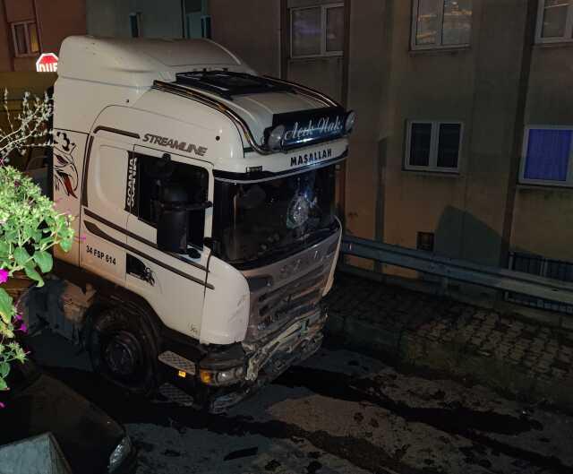 İstanbul'da hareketli gece! Alkollü sürücü kamyonuyla 14 aracı ezip dehşet saçtı İstanbul'da hareketli gece! Alkollü sürücü kamyonuyla 14 aracı ezip dehşet saçtı