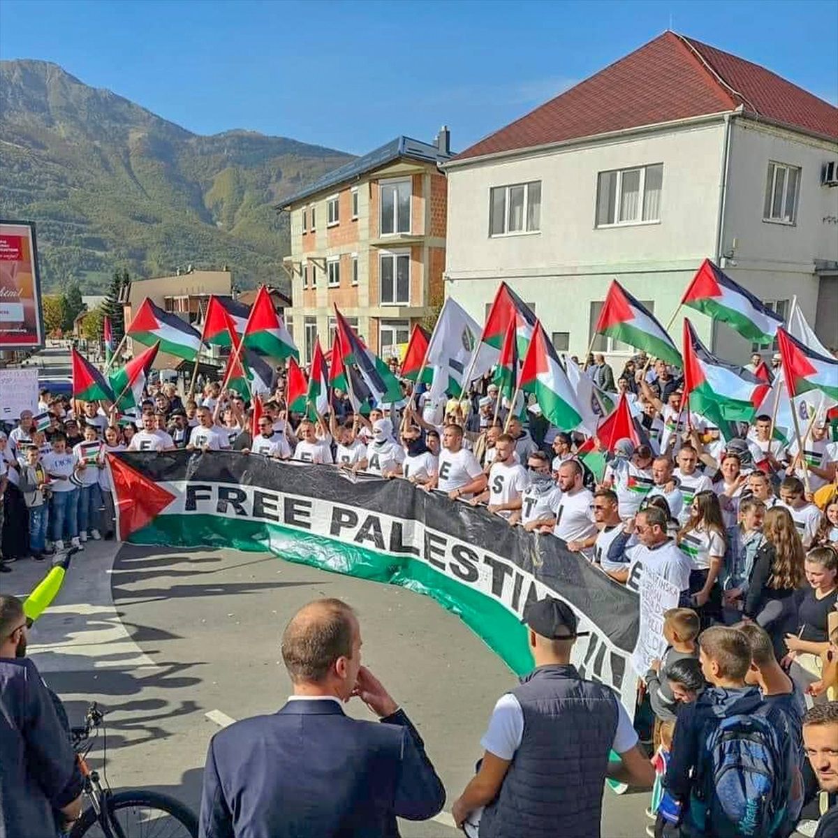 İsrail'in Gazze'ye günlerdir düzenlediği saldırılarda 9 cami tamamen yıkıldı