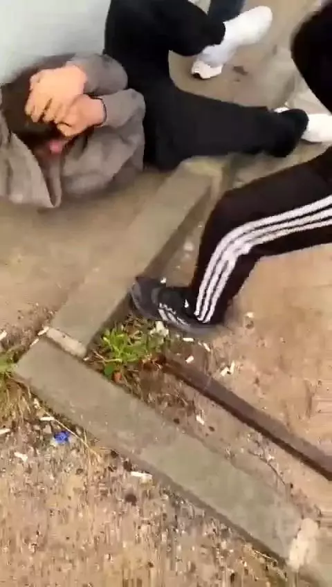 Çayırova'da Kız Meselesi Yüzünden Kavga: Genç Feci Şekilde Darp Edildi ve Bıçaklandı