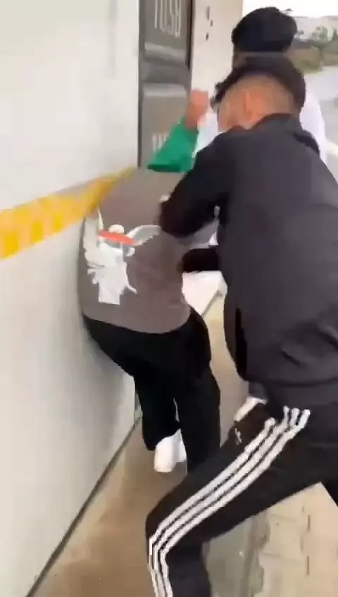 Çayırova'da Kız Meselesi Yüzünden Kavga: Genç Feci Şekilde Darp Edildi ve Bıçaklandı