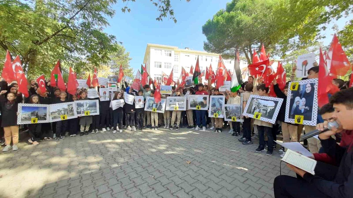 Şehit Osman Er Anadolu İmam Hatip Lisesi öğrencileri İsrail'in Gazze'ye saldırılarına tepki gösterdi