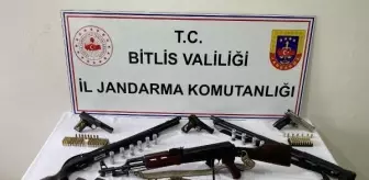Bitlis'te Silahlı Paylaşım Yapanlara Operasyon: Uzun Namlulu Tüfek ve Tabanca Ele Geçirildi