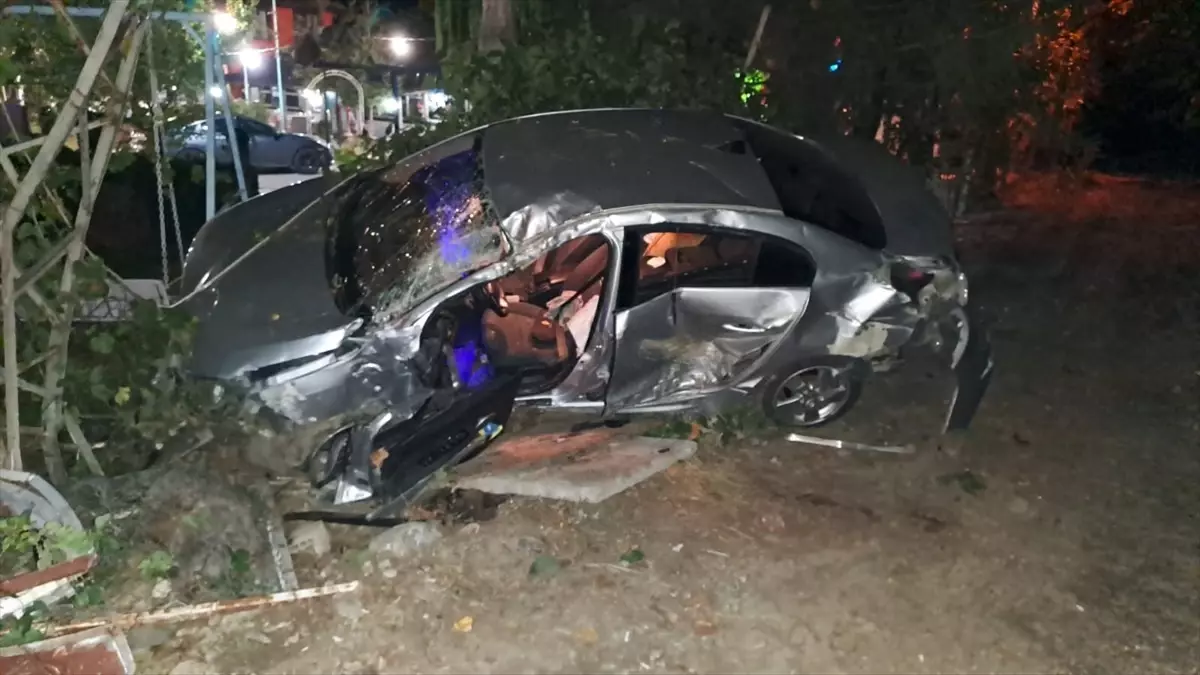 Tokat'ta Otomobil Elektrik Direğine Çarptı: 3 Kişi Yaralandı