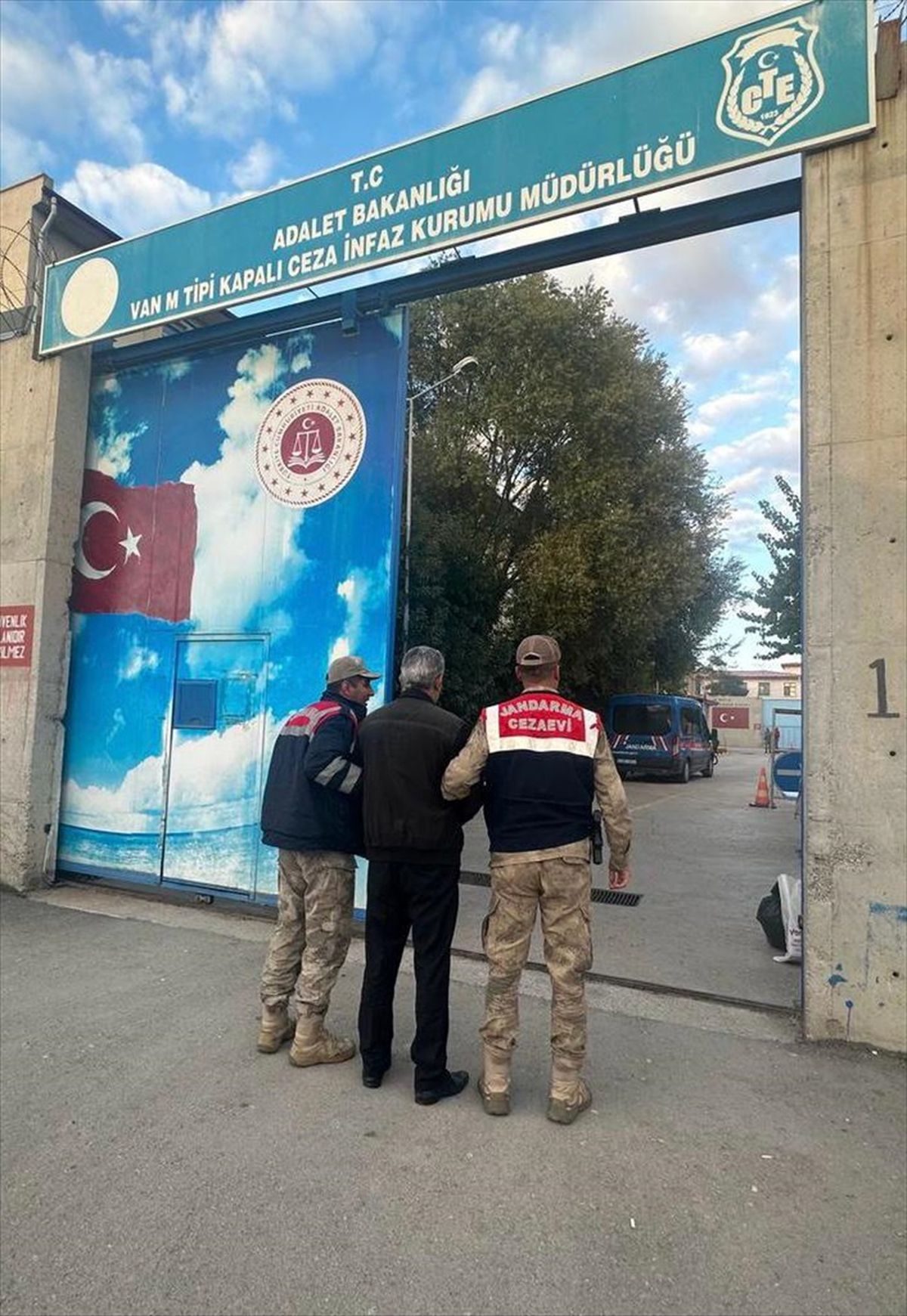 Van'da 54 göçmen yakalandı, 1 kişi tutuklandı
