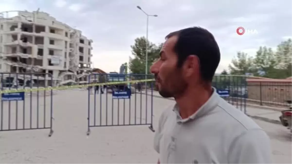 Gaziantep'te 6 Şubat depremlerinde ağır hasar alan Beyaz Saray apartmanı patlamalara rağmen yıkılamadı
