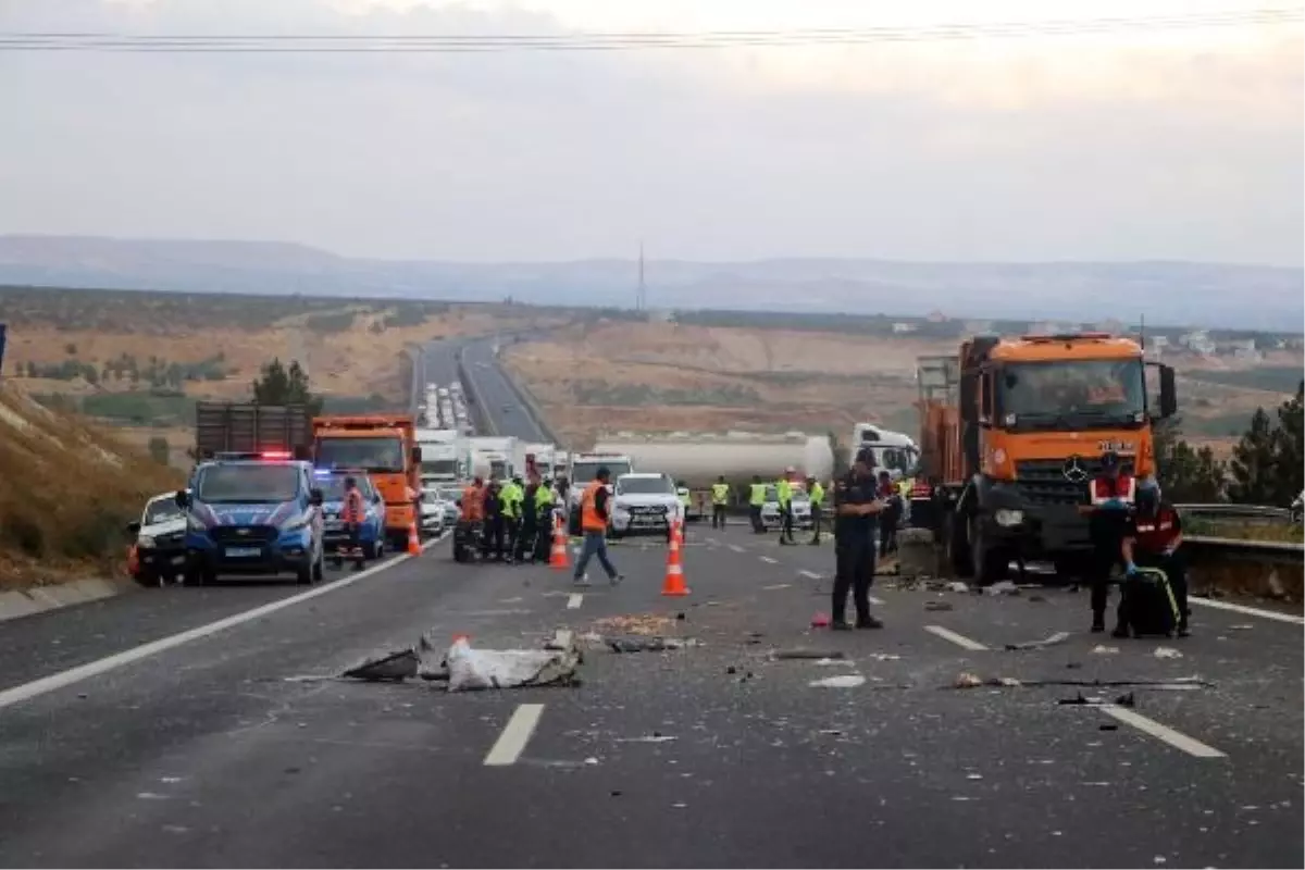 Şanlıurfa'da Minibüs-Kamyon Çarpışması: 5 Ölü, 17 Yaralı
