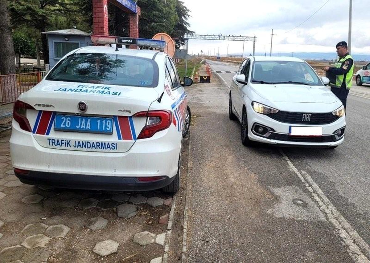 Eskişehir'de 14 ilçede trafik denetimi: 765 sürücüye 985 bin TL ceza