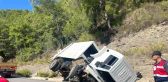 Alanya'da çöp kamyonu devrildi, 1 kişi hayatını kaybetti