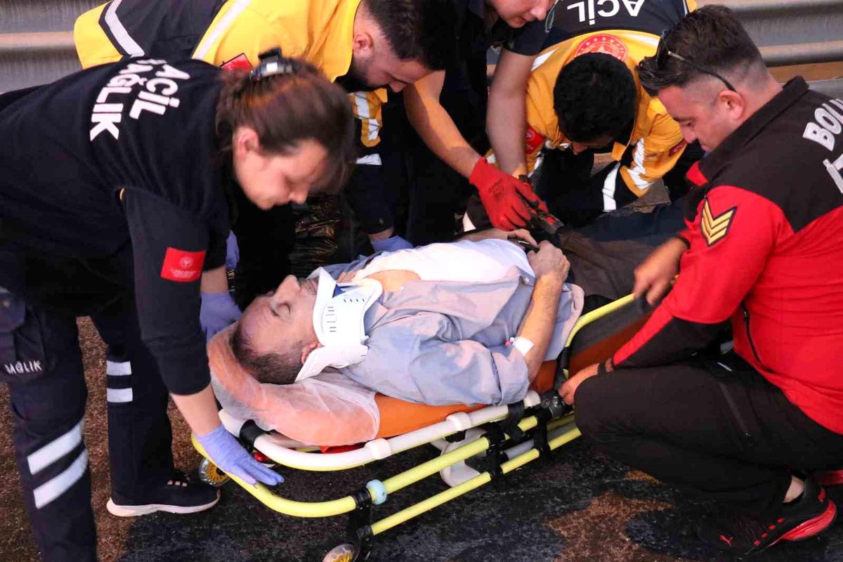 Anadolu Otoyolu'nda Hafif Ticari Araç ile Otomobil Çarpıştı: 5 Yaralı