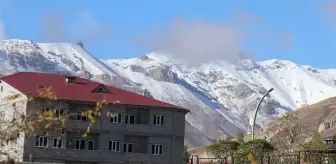 Başkale'nin yüksek kesimleri beyaza büründü