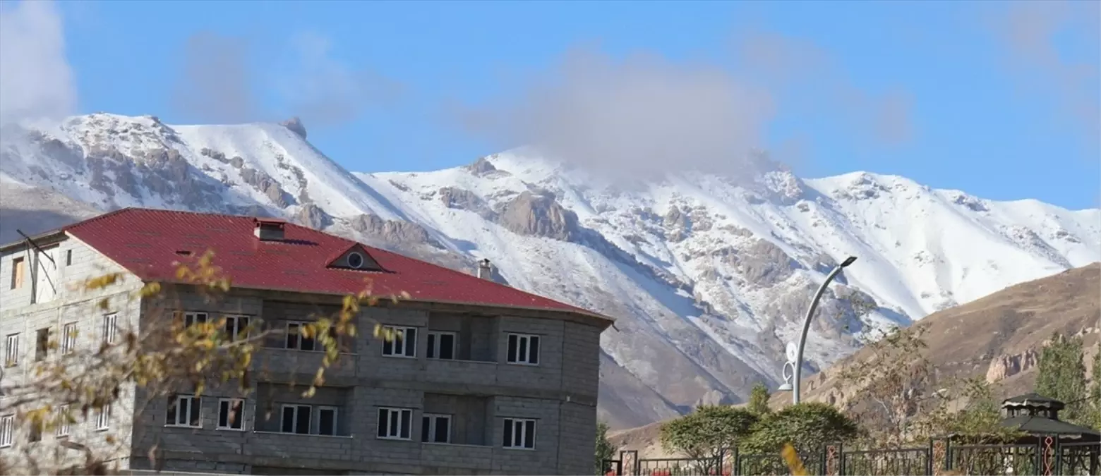 Başkale'nin yüksek kesimleri beyaza büründü