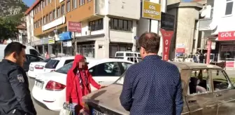 Boşanma aşamasındaki kadın, eşinin otomobilinin camlarını kırdı