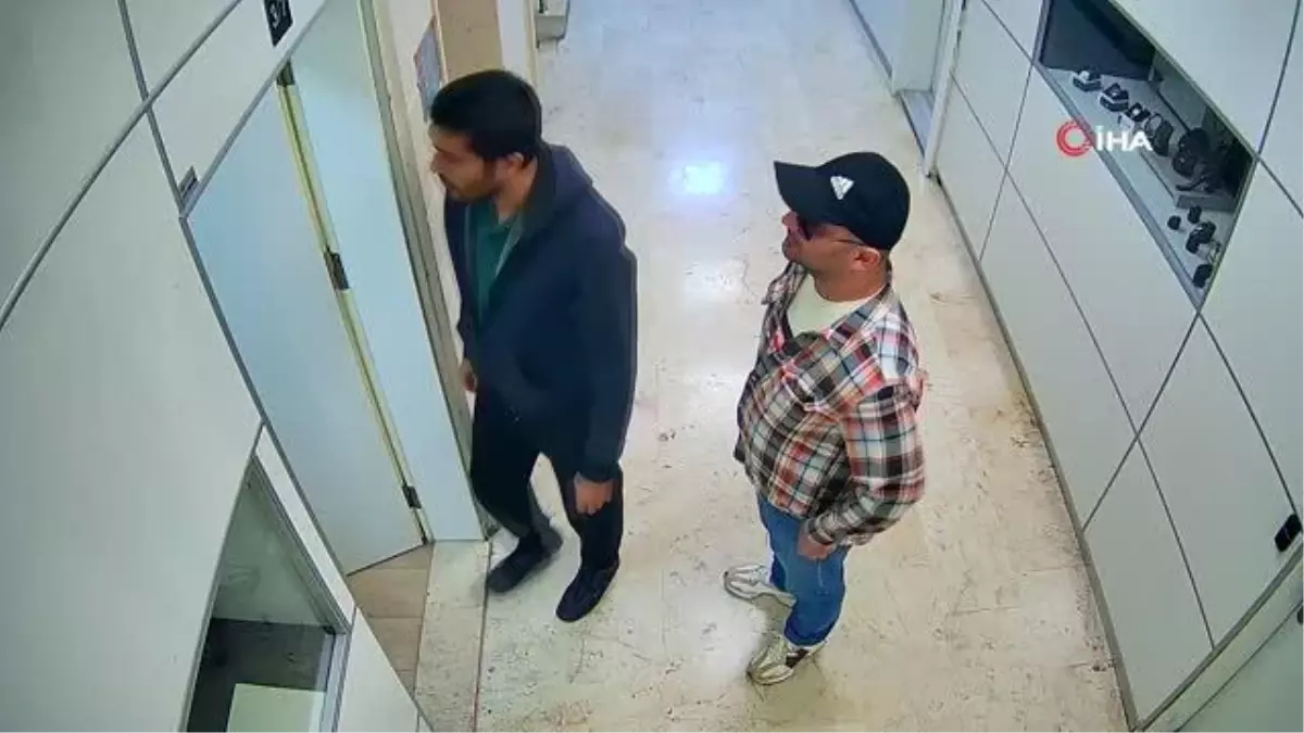 İstanbul Fatih'te Kuyumcu Gaspı: Polis Yelekli Şüpheli Çalışanı Darp Ederek 200 Bin TL ve 50 Bin Dolar Çaldı