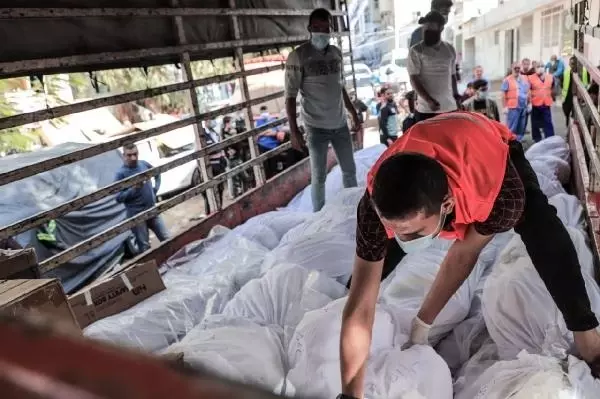 Gazze'de hayatını kaybedenler toplu mezarlara gömülüyor