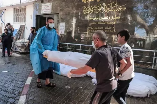 Gazze'de hayatını kaybedenler toplu mezarlara gömülüyor