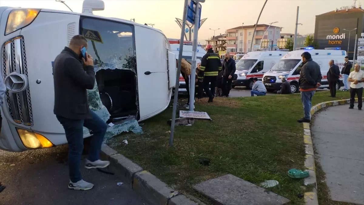 Gebze'de minibüs ve halk otobüsü çarpıştı: 11 yaralı