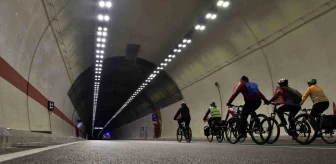 Gümüşhane'de 29 bisikletçi Cumhuriyetin 100. yılında Zigana Tüneli'ni bisikletle geçti