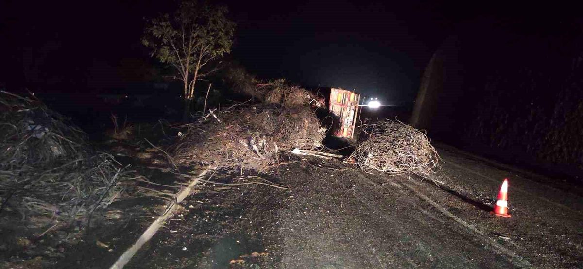 Adıyaman'da hurda yüklü Tırın yan yattığı kazada 1 kişi yaralandı