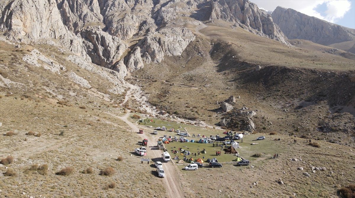 Niğde'de Cumhuriyetin 100. yılı kutlamaları kapsamında dağcılar Aladağlar'a tırmandı