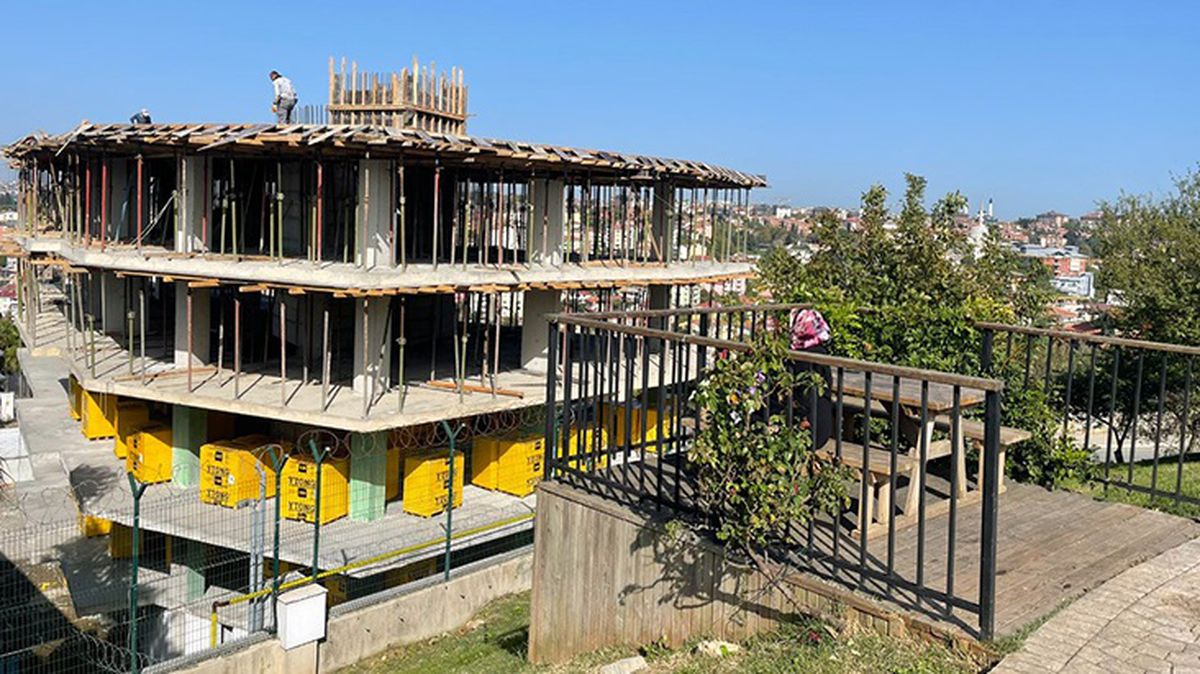 Başka yer mi bulamadınız! Üsküdar'da Şehit Halil Kantarcı Parkı'na yapılan 5 katlı bina, boğaz manzarasını bitirdi