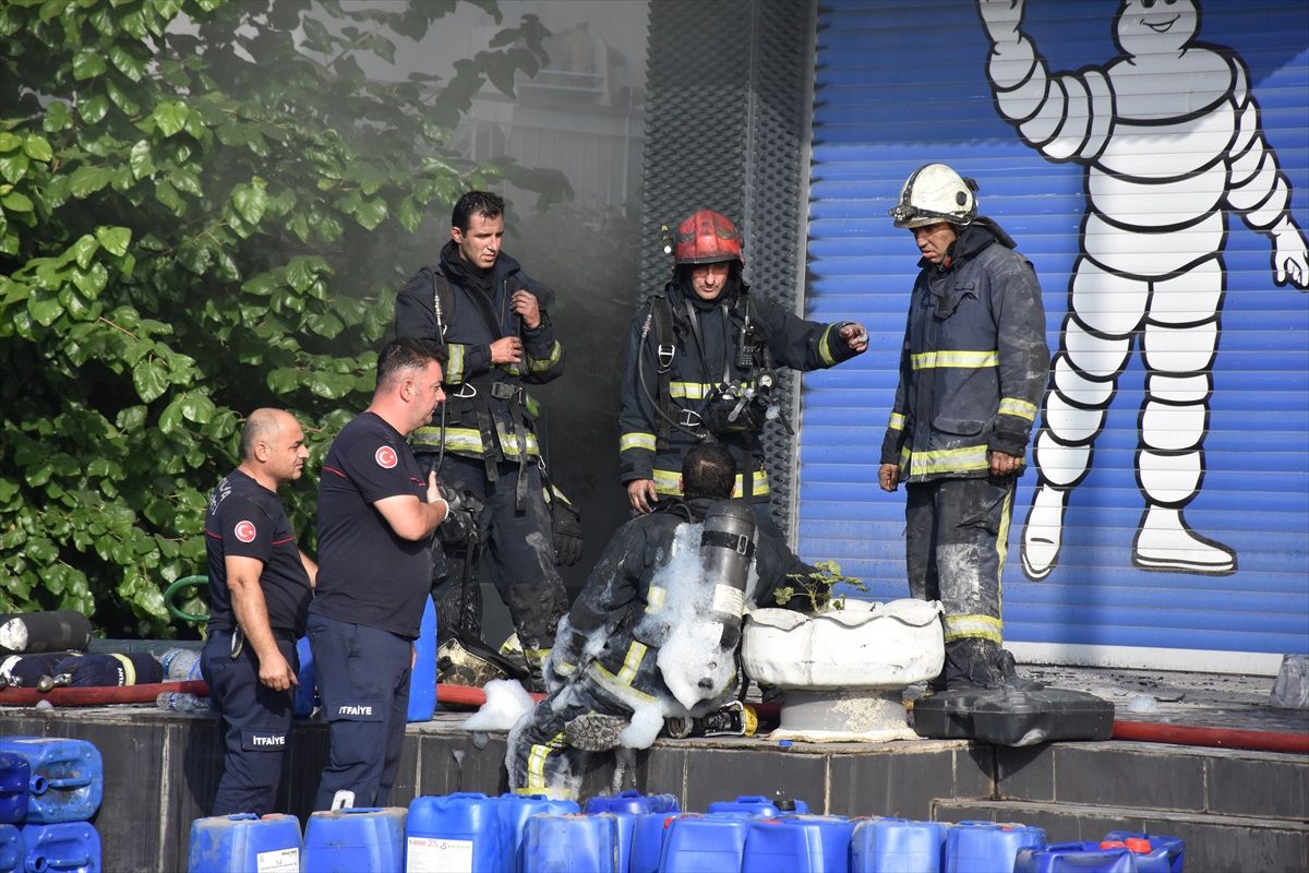 Antalya'da Oto Lastik Deposunda Yangın Çıktı