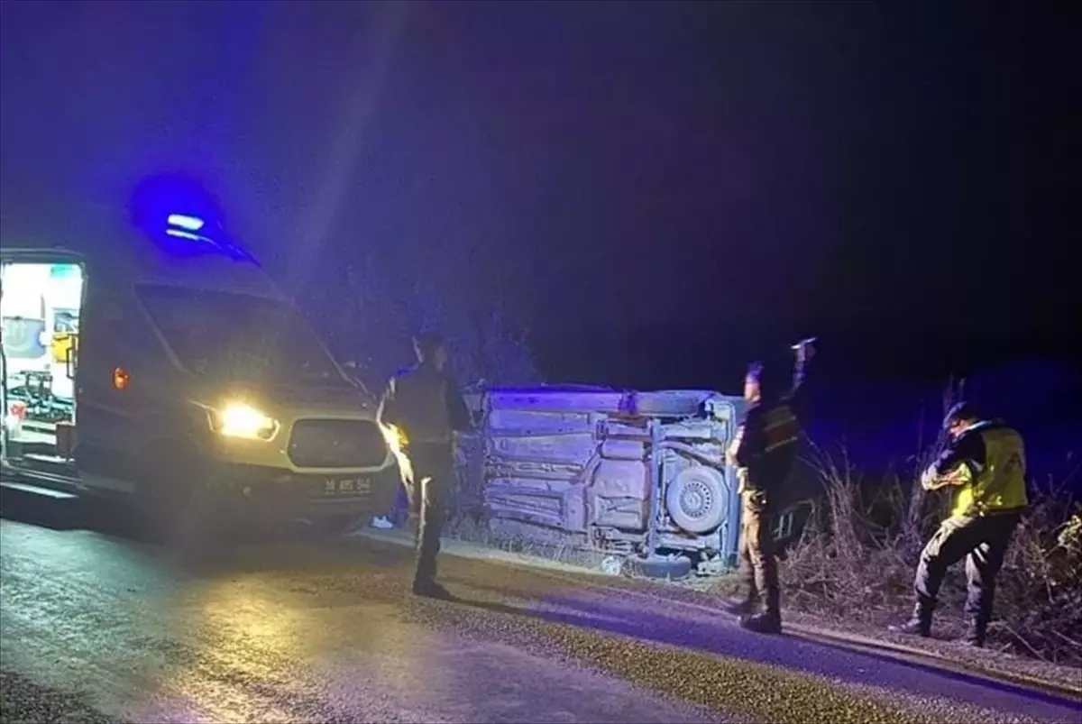 Balıkesir'de Kamyonet Traktöre Çarptı: 1 Ölü, 2 Yaralı