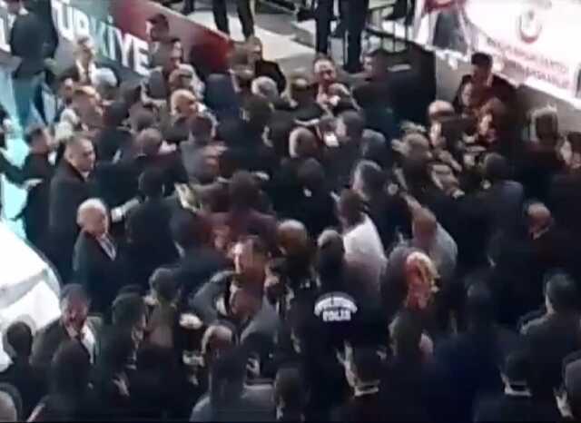 Büyük Birlik Partisi kurultayında iki grup arasında kavga çıktı! Salon 'Destici' sloganlarıyla inledi