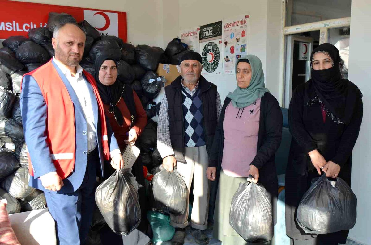 Kızılay'dan 200 kişiye giyim yardımı