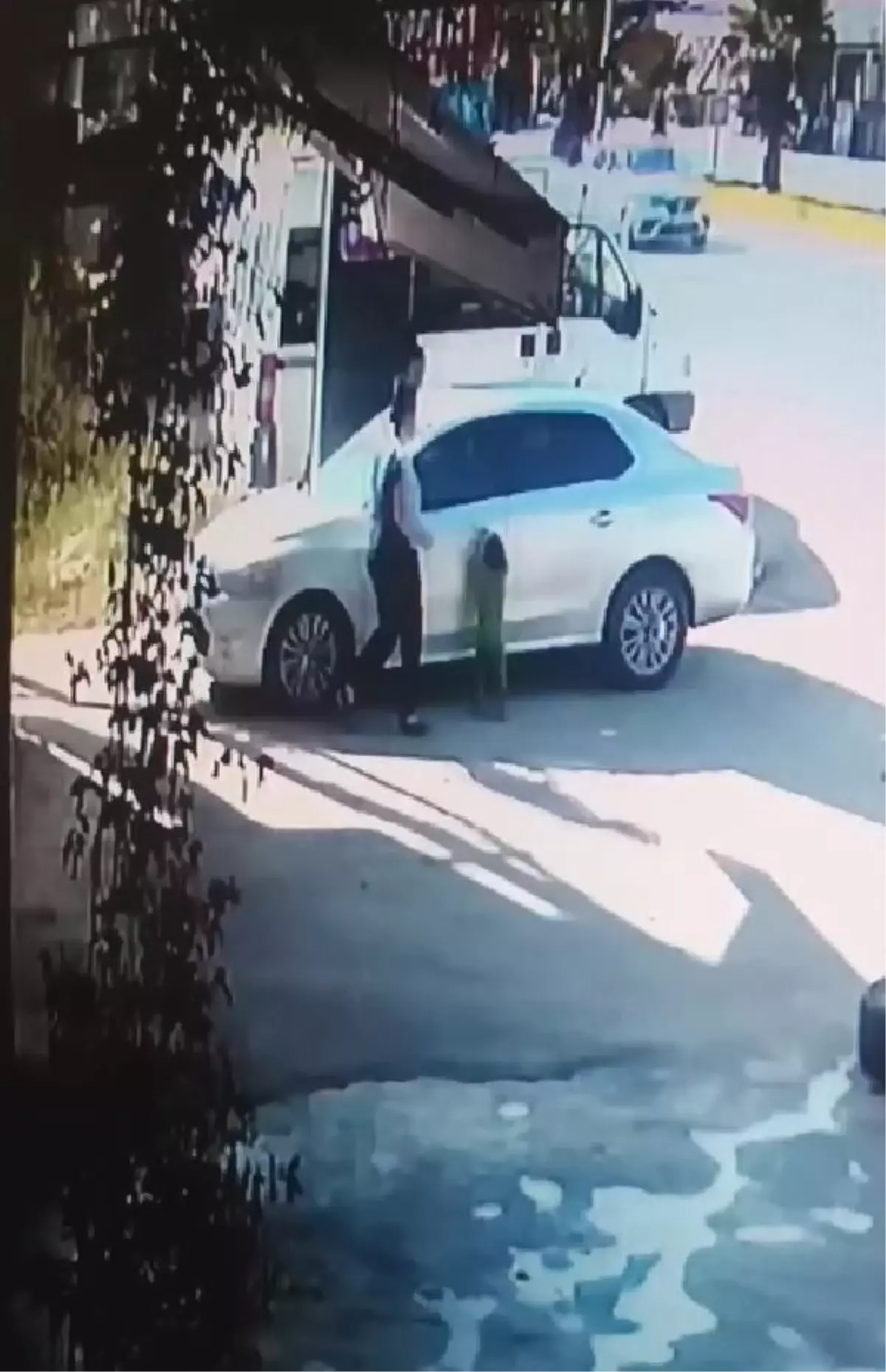 5 yaşındaki çocuk park halindeki otomobili hareket ettirip duvara çarptı