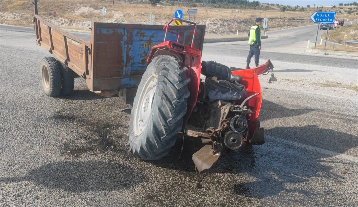 Konya'da kamyonla çarpışan traktör ikiye bölündü, sürücü ağır yaralandı