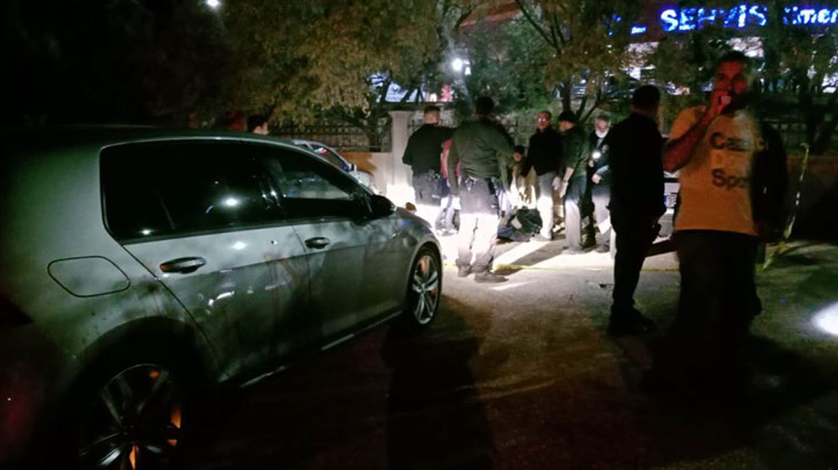 Boşanma aşamasında olduğu karısını vuran koca, aynı silahla intihar etti