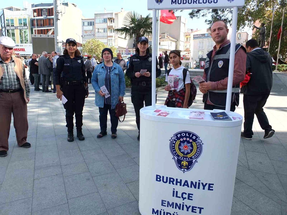 Burhaniye'de Polisler KADES Uygulamasını Anlattı