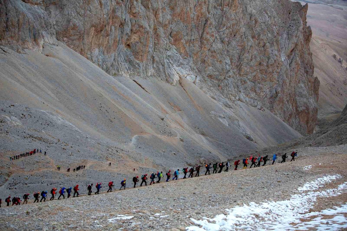 Niğde'de 100 Dağcı Cumhuriyet'in 100. Yılını Kutladı