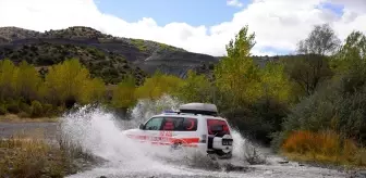 Erzincan'ın Kemah ilçesinde sağlık ekipleri zorlu arazi şartlarında hastaları muayene ediyor