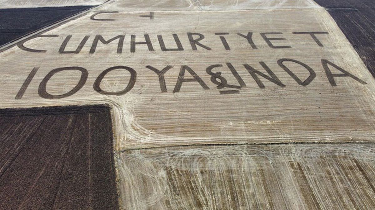 Farklı bir kutlama yapmak isteyen çiftçi, tarlasına Cumhuriyet 100 yaşında yazdı