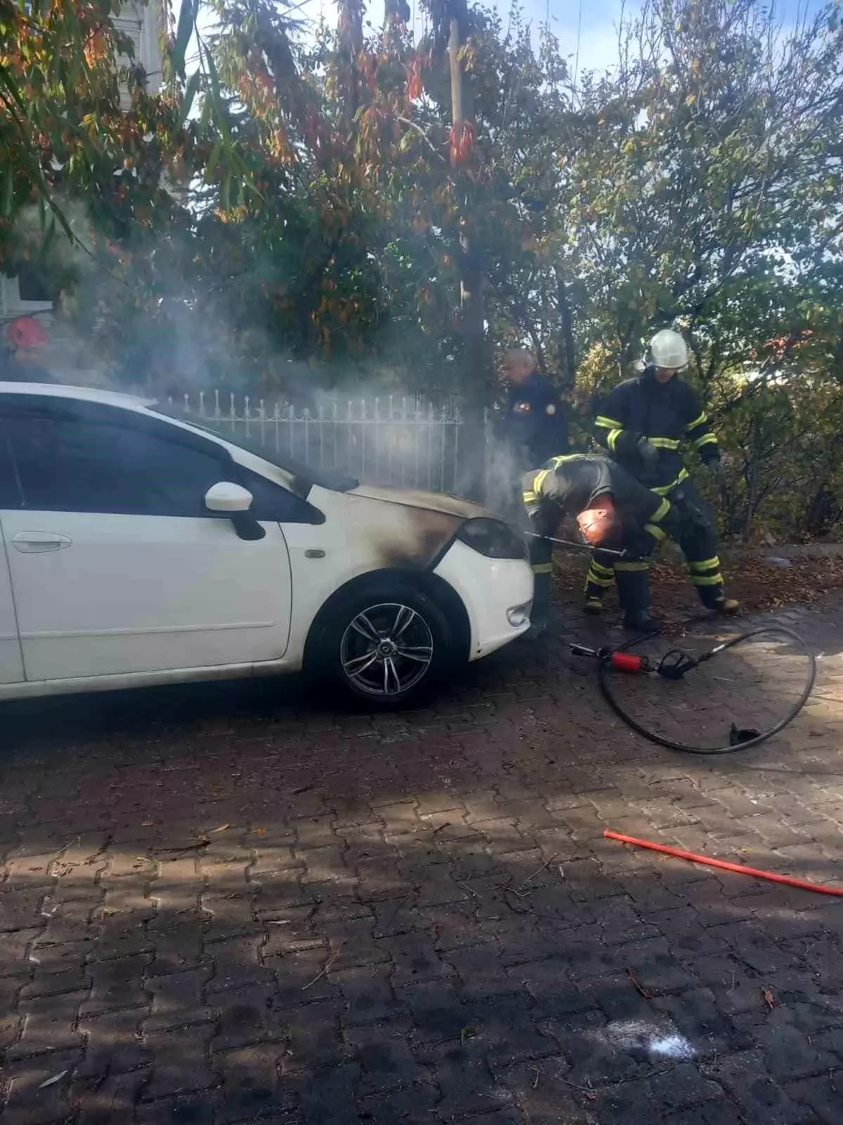 Kütahya'da park halindeyken yangın çıkan otomobilde maddi hasar oluştu