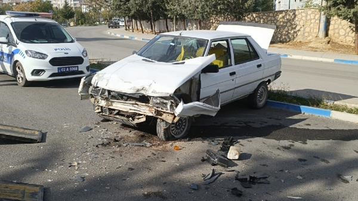 Besni'de Karşı Yöne Geçen Otomobil Kazası: 5 Yaralı