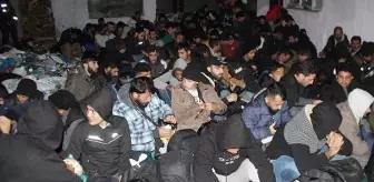 Sesler üzerine harekete geçen ekipler, evin bahçesinde 100 kaçak göçmen yakaladı