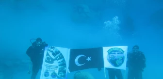 Sivas'ta Dalgıçlar Türk Bayrağı Açtı