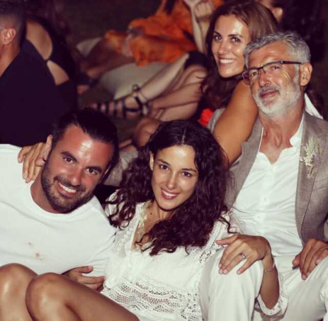 Yasak aşk yaşayan Serenay Sarıkaya'nın annesi ile Cansu Tosun'un babası bir kez daha yan yana Yasak aşk yaşayan Serenay Sarıkaya'nın annesi ile Cansu Tosun'un babası bir kez daha yan yana