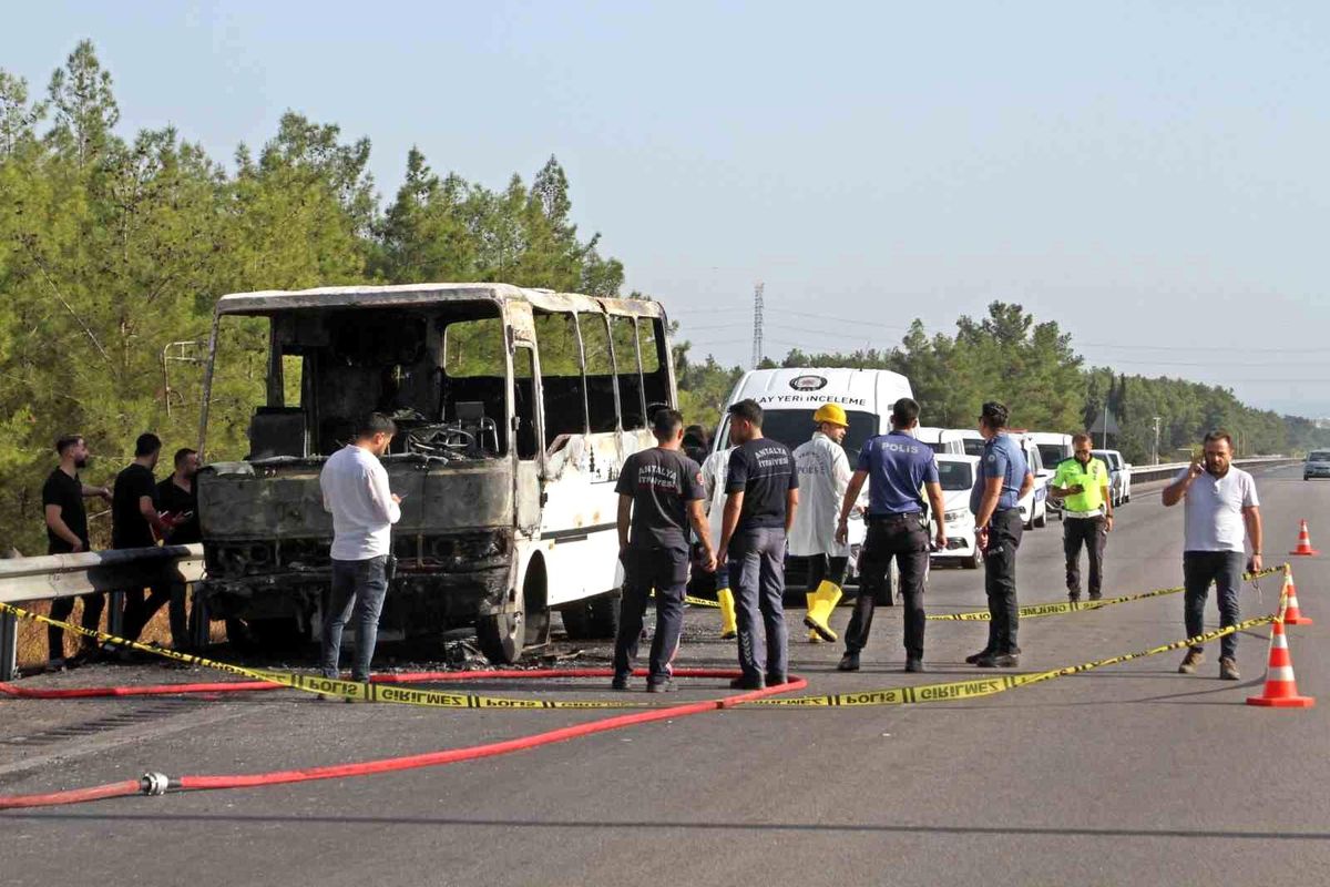 Antalya'da Karavana Çevrilen Midibüs Alev Alev Yandı, Bir Kişi Hayatını Kaybetti