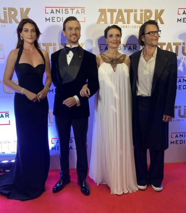 Atatürk filminin galasında talihsiz anlar! Başrol oyuncusu Esra Bilgiç'in elbisesi yırtıldı