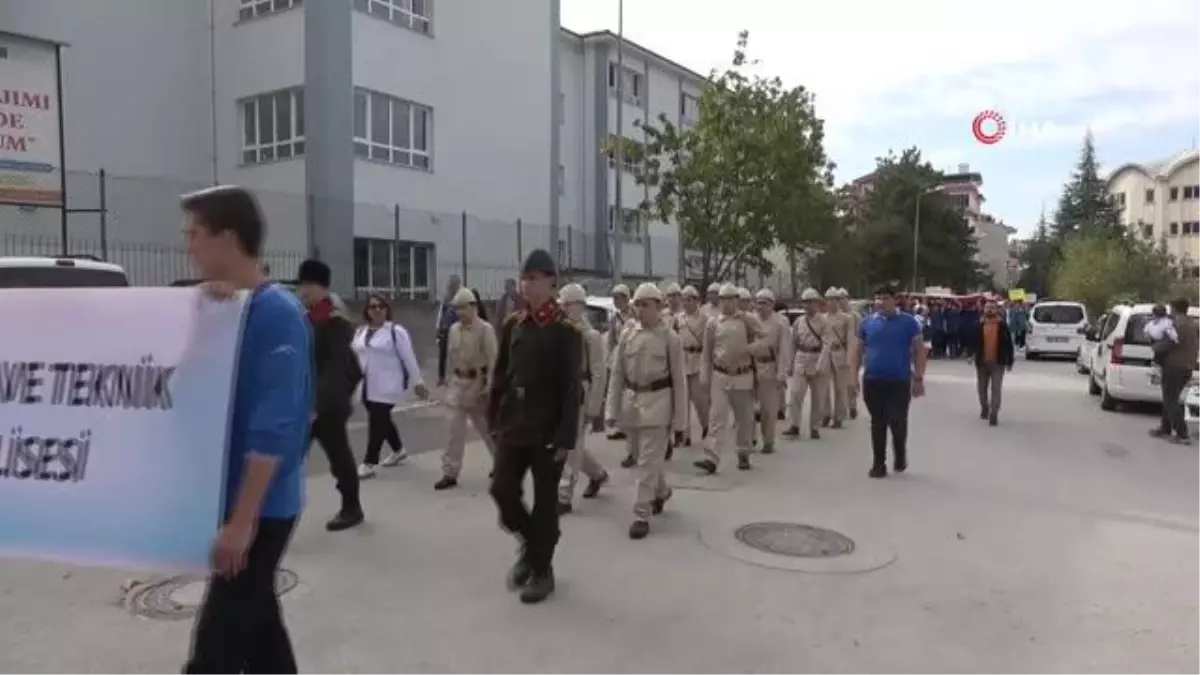 Cumhuriyet'in 100. yılında 'Onbeşliler' kıyafetleriyle yürüdüler