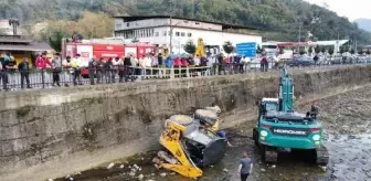 Trabzon'da iş makinesi dereye düştü, operatör yaralandı